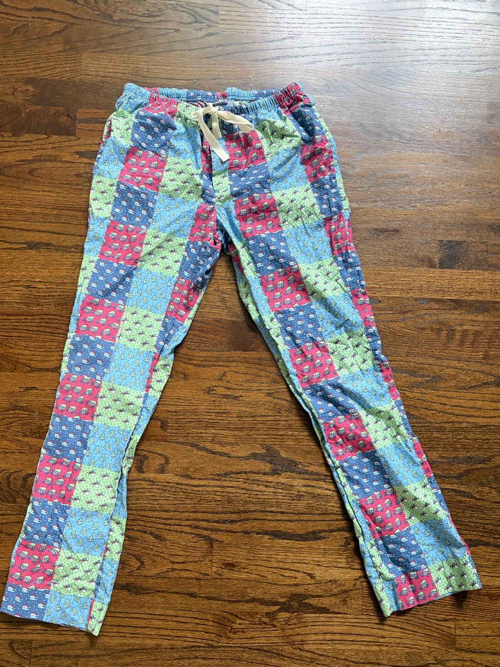 Unisex Vineyard Vines Holiday Pajama Bottoms with Patchwork Print
Size: XS